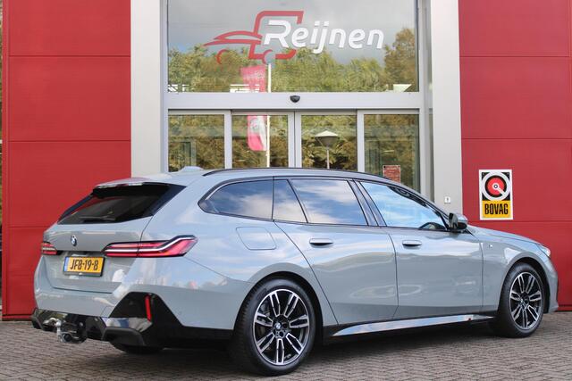 BMW 5-SERIE Touring 520i M-SPORT | PANORAMA DAK | TREKHAAK ELEKTRISCH WEGKLAPBAAR | HARMAN KARDON AUDIO SYSTEM | SHADOW LINE PAKKET | ELEKTRISCH VERSTELBARE VOORSTOELEN MET GEHEUGENFUNCTIE | STOEL VENTILATIE VOOR | STOEL VERWARMING VOOR + ACHTER | 360° CAMERA | DRAAD