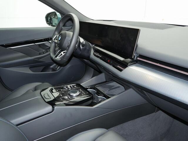 BMW 5-SERIE Touring 520i M-Sport | 19" | Panorama | Driving Assistant Plus | Harman Kardon | Trekhaak