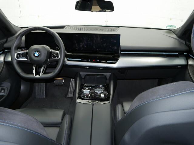 BMW 5-SERIE Touring 520i M-Sport | 19" | Panorama | Driving Assistant Plus | Harman Kardon | Trekhaak