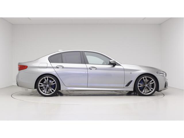 BMW 5-SERIE 540i M-Sport | Individual Donington Gray | M550i LM velgen | Trekhaak | Lederen dash | Harman Kardon | Trekhaak
