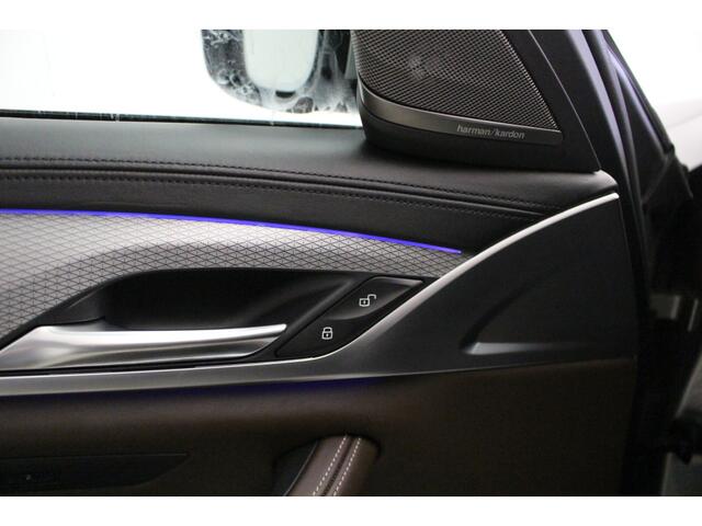 BMW 5-SERIE 540i M-Sport | Individual Donington Gray | M550i LM velgen | Trekhaak | Lederen dash | Harman Kardon | Trekhaak