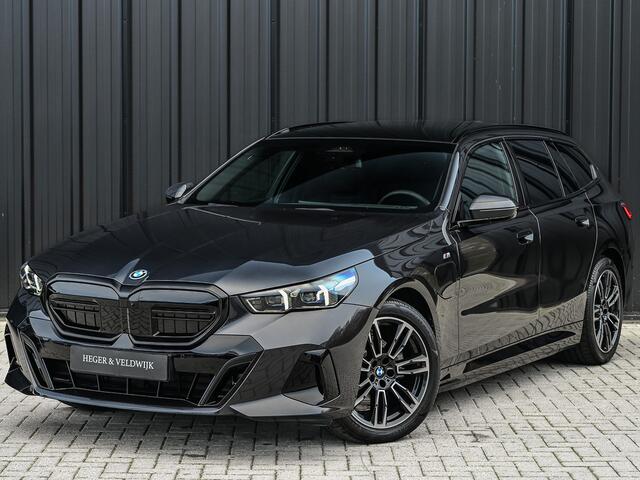 BMW 5-SERIE Touring 530e xDrive · M-Sport · Shadow Line · Panoramadak · Harman/Kardon · 360 Camera · Comfort Access · Stoel- en Stuurverwarming · Active Cruise · Ambiance · El. trekhaak