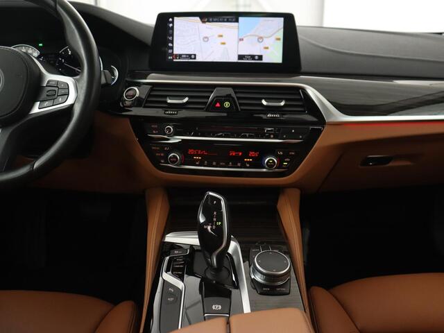 BMW 5-SERIE 540i High Executive | 51.800km NAP | Schuifdak | Luxury Line | Leder | 360 Camera | Comfortstoelen | Keyless | Stoelverwarming | Navigatie | Memory | Full LED | Dodehoek detectie | Park Assist