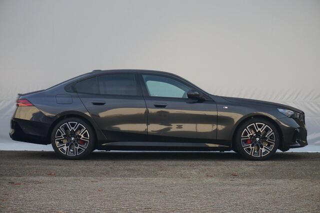 BMW 5-SERIE Touring 530e M Sportpakket Pro 20'' / Harman Kardon / Comfortstoelen met stoelventilatie / Driving Assistant Professional / Trekhaak