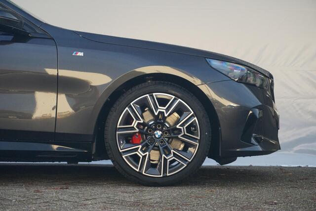 BMW 5-SERIE Touring 530e M Sportpakket Pro 20'' / Harman Kardon / Comfortstoelen met stoelventilatie / Driving Assistant Professional / Trekhaak