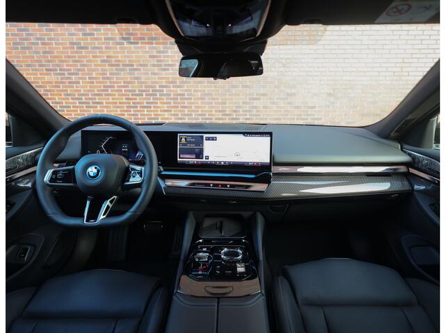 BMW 5-SERIE Touring 550e xDrive | M Sport Pro - Pano - Trekhaak - HUD