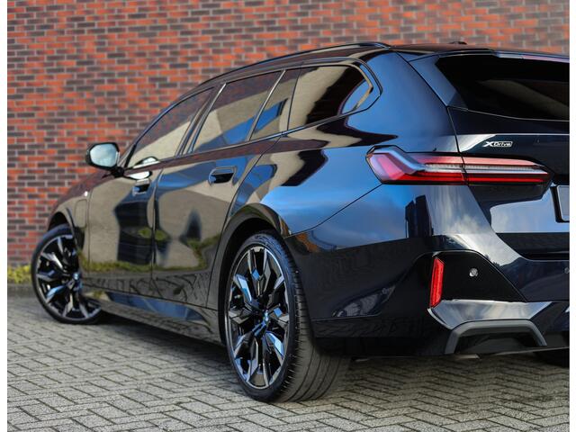 BMW 5-SERIE Touring 550e xDrive | M Sport Pro - Pano - Trekhaak - HUD