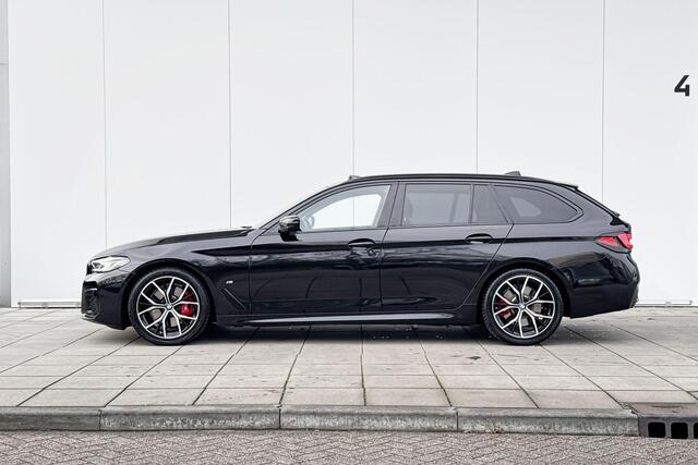 BMW 5-SERIE Touring 530i High Executive M-Sport 19 Inch / Comfort Acces / Soft Close / Electrische Zwenkhaak / Glazen Schuifdak / Getinte Ramen Achter / Driving Prof / Laser Light / Head Up Display / Hifi
