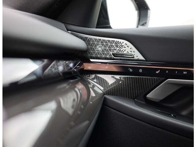 BMW 5-SERIE Touring 550e xDrive | M performance - Pano - B&W - Trekhaak