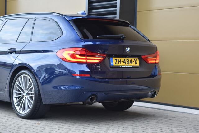 BMW 5-SERIE Touring 520i Corporate Lease High Executive * Panoramadak * Trekhaak * 19 Inch lm * Camera *
