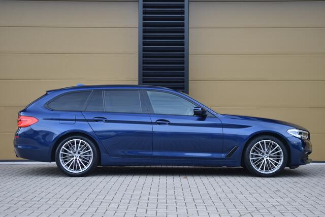 BMW 5-SERIE Touring 520i Corporate Lease High Executive * Panoramadak * Trekhaak * 19 Inch lm * Camera *
