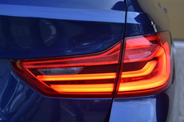 BMW 5-SERIE Touring 520i Corporate Lease High Executive * Panoramadak * Trekhaak * 19 Inch lm * Camera *