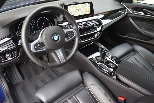 BMW 5-SERIE Touring 520i Corporate Lease High Executive * Panoramadak * Trekhaak * 19 Inch lm * Camera *