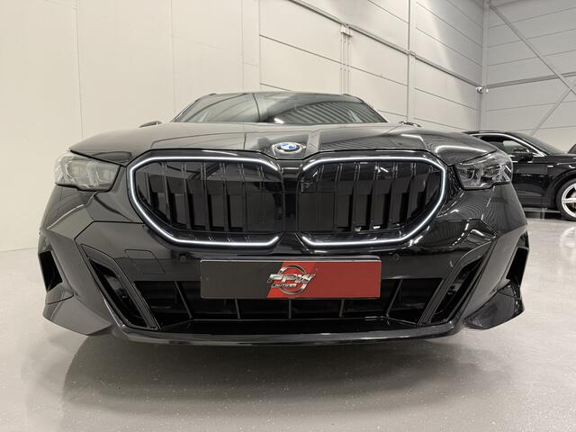 BMW 5-SERIE Touring 520i M-Sport ICONIC GRILLE PANO/TREKHAAK/H&K/HEAD-UP/360CAMERA/VENTILATIE/DRIVING ASS. PRO/ADAPTIVE-LED/STANDKACHEL/NIEUWPRIJS ¤ 94.454,-/FABRIEKS-GARANTIE
