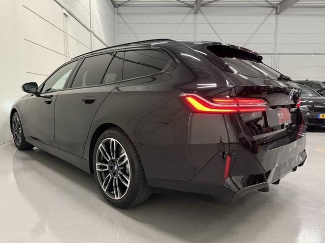 BMW 5-SERIE Touring 520i M-Sport ICONIC GRILLE PANO/TREKHAAK/H&K/HEAD-UP/360CAMERA/VENTILATIE/DRIVING ASS. PRO/ADAPTIVE-LED/STANDKACHEL/NIEUWPRIJS ¤ 94.454,-/FABRIEKS-GARANTIE