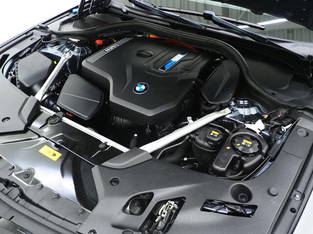 BMW 5-SERIE Touring 530e M Sport | Panoramadak | LaserLED | Head Up | 360 | Keyless | Adaptive Cruise | Trekhaak