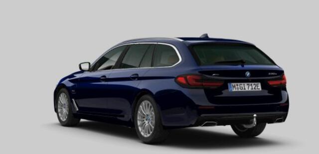 BMW 5-SERIE Touring 530e xDrive Trekhaak - Panoramadak - Head up - Massage stoelen - zonneschermen achterportierramen - Comfort Access - Parking Assistant Plus - Hifi - Comfortstoelen - Elektrisch verwarmde voorstoelen -