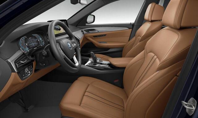 BMW 5-SERIE Touring 530e xDrive Trekhaak - Panoramadak - Head up - Massage stoelen - zonneschermen achterportierramen - Comfort Access - Parking Assistant Plus - Hifi - Comfortstoelen - Elektrisch verwarmde voorstoelen -