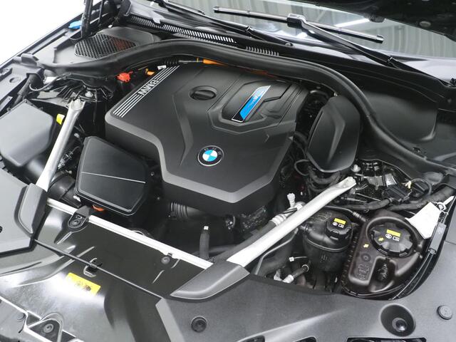 BMW 5-SERIE Touring 530e High Executive | Camera | Trekhaak | Sfeerverlichting | Keyless | Leder | Virtual | Carplay