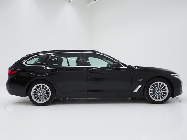 BMW 5-SERIE Touring 530e High Executive | Camera | Trekhaak | Sfeerverlichting | Keyless | Leder | Virtual | Carplay