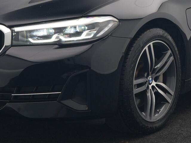 BMW 5-SERIE Touring 530e Executive Plug In Hybrid 293pk Dealer O.H. PHEV | Panodak | 360 Camera | Lederen Sportstoelen Verwarmd | Sfeerverlichting | Apple Carplay | Navigatie | Virtual | DAB |