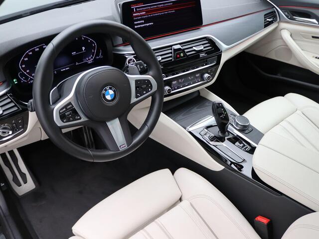 BMW 5-SERIE Touring 540i xDrive M Sportpakket | Comfortstoelen | Panoramadak | Achterruitrijcamera | 19"