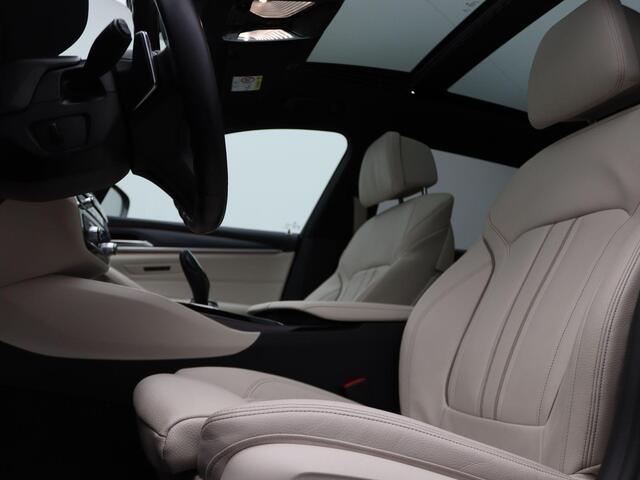 BMW 5-SERIE Touring 540i xDrive M Sportpakket | Comfortstoelen | Panoramadak | Achterruitrijcamera | 19"