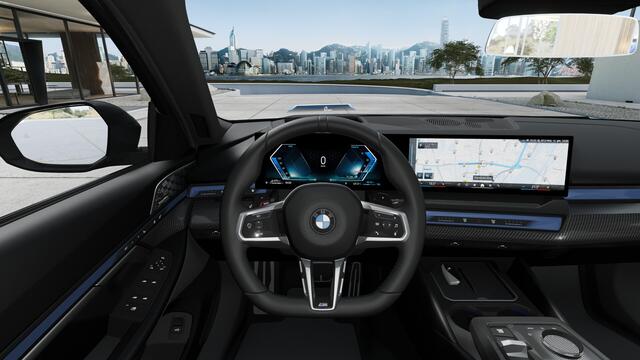 BMW 5-SERIE Touring 530e M Sport Automaat / Panoramadak / Trekhaak / Bowers & Wilkins / Adaptieve LED / Comfort Access / Stoelventilatie / Parking Assistant Plus