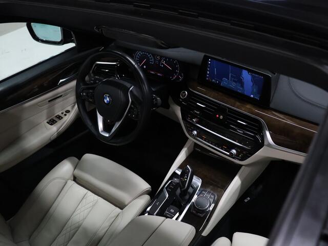 BMW 5-SERIE Touring 530i High Executive Luxury Line [SCHUIFKANTELDAK, CRUISE CONTROL, BLUETOOTH TELEFOON, HUD, ACTIVE PROTECTION, ACHTERUITRIJCAMERA, PDC V+A, STOELVERWARMING, STUURVERWARMING, BMW ADAPTIVE LED, NIEUWSTAAT]