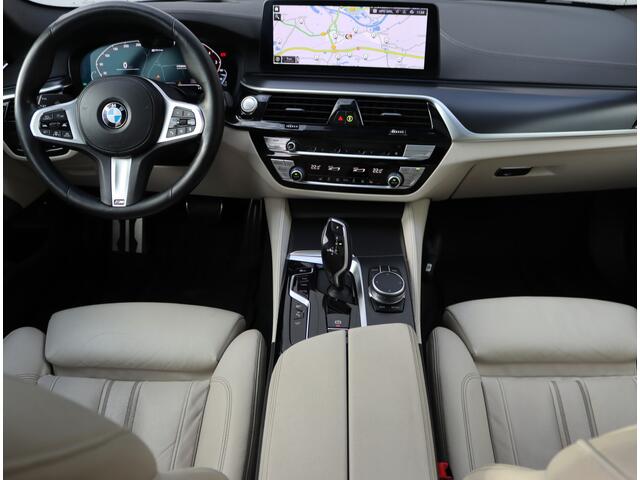 BMW 5-SERIE Touring 530e M-sport | Trekhaak | Pano | H&K | Head-up | Org. NL