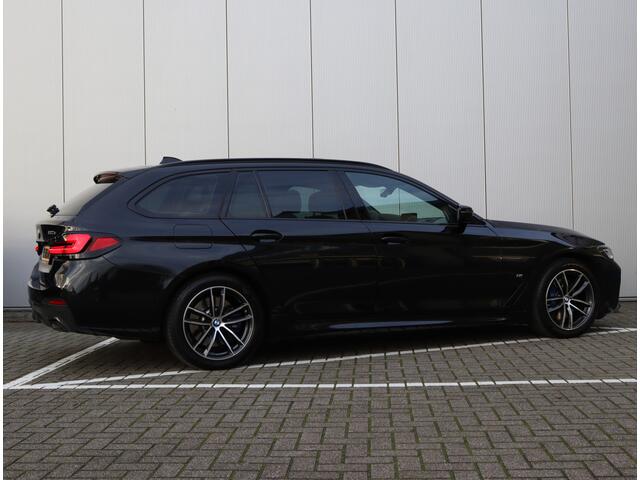 BMW 5-SERIE Touring 530e M-sport | Trekhaak | Pano | H&K | Head-up | Org. NL