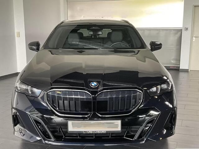 BMW 5-SERIE Touring 540d xDrive M-SPORT Pro ** LED, PANORAMA, LEDER, 20-inch LMV, ICONIC GLOW, TREKH ** Ex BMW - ¤ 26.800 onder NP ** ** INFORMEER OOK NAAR ONZE AANTREKKELIJKE FINANCIAL-LEASE TARIEVEN **