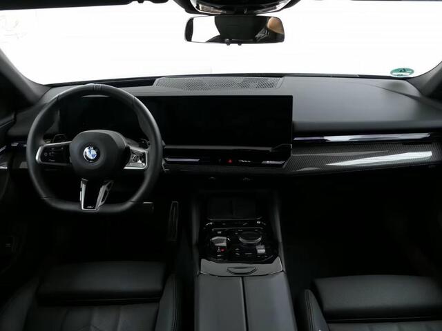 BMW 5-SERIE Touring 520iA M-SPORT ** ADAPT. LED, LEDER, PANORAMA, TREKH, H&K SOUND, DR. ASS+ ** 1e EIG - UNFALLFREI ** ** INFORMEER OOK NAAR ONZE AANTREKKELIJKE FINANCIAL-LEASE TARIEVEN **