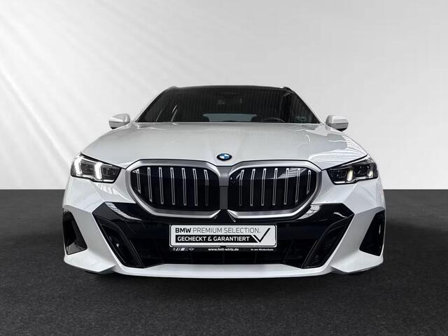 BMW 5-SERIE Touring 520iA M-SPORT ** ADAPT. LED, LEDER, PANORAMA, TREKH, H&K SOUND, DR. ASS+ ** 1e EIG - UNFALLFREI ** ** INFORMEER OOK NAAR ONZE AANTREKKELIJKE FINANCIAL-LEASE TARIEVEN **