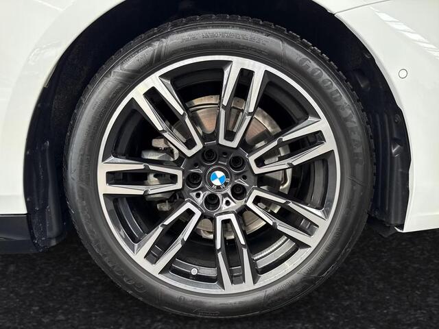 BMW 5-SERIE Touring 520iA M-SPORT ** ADAPT. LED, LEDER, PANORAMA, TREKH, H&K SOUND, DR. ASS+ ** 1e EIG - UNFALLFREI ** ** INFORMEER OOK NAAR ONZE AANTREKKELIJKE FINANCIAL-LEASE TARIEVEN **