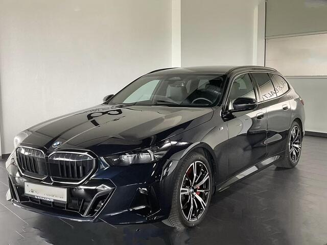BMW 5-SERIE Touring 540d xDrive M-SPORT Pro ** LED, PANORAMA, LEDER, 20-inch LMV, ICONIC GLOW, TREKH ** Ex BMW - ¤ 25.900 onder NP ** ** INFORMEER OOK NAAR ONZE AANTREKKELIJKE FINANCIAL-LEASE TARIEVEN **
