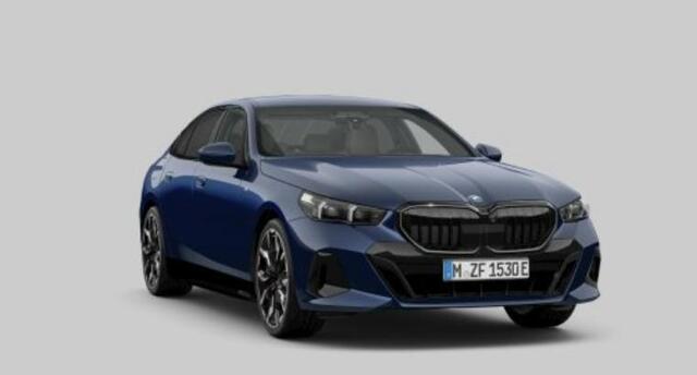 BMW 5-SERIE 550e xDrive M Sport Pro - Driving/Parking Assistant Professional - Harman Kardon - Comfort Access - Comfort Pack - M Adaptief onderstel Professional - Iconic Glow - Active Guard - Harman Kardon -