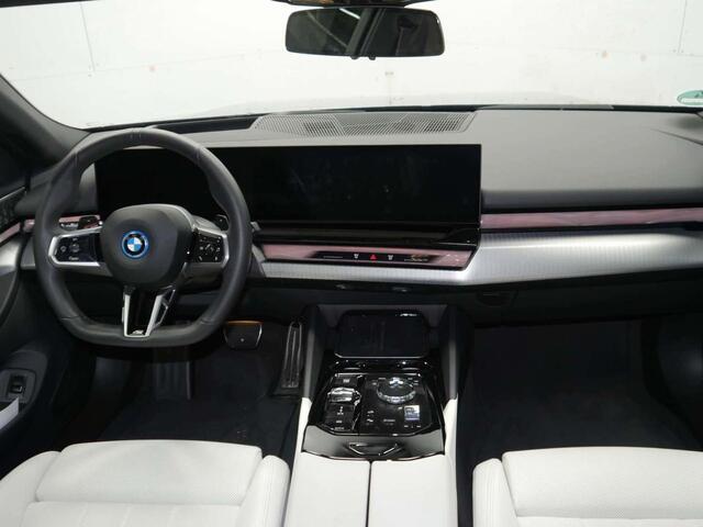 BMW 5-SERIE Touring 550e xDrive M-Sport Pro | Panorama | Trekhaak | Bowers & Wilkins Surround Sound | Stoelventilatie | 498 pk