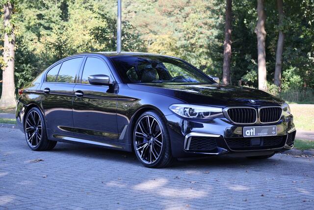 BMW 5-SERIE M550i xDrive Executive M-Sport | Merino leder | 20" | Driving Assistent Plus | Comfort stoel met geheugen | Real-Time Traffic information | Zonnerolgordijnen achter | Stoelverwarming voor en achter | Etc.