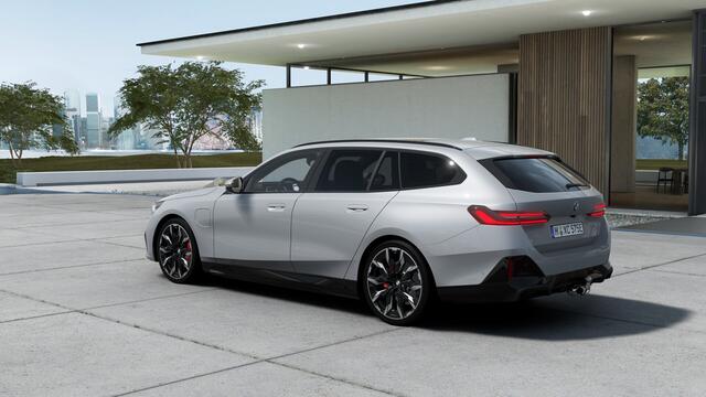 BMW 5-SERIE Touring 530e M Sport Automaat / Panoramadak / Trekhaak / Stoelventilatie / Bowers & Wilkins / M Sportonderstel / Comfort Access / Adaptieve LED / Parking Assistant Plus