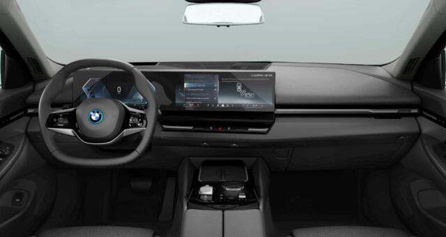 BMW 5-SERIE 530e Trekhaak - Comfortstoelen - Elektrisch verwarmde voorstoelen - Driving Assistant Professional - Head up - Parking Assistant Plus - Active Guard - Akoestische voetgangersbescherming - Comfort Access -