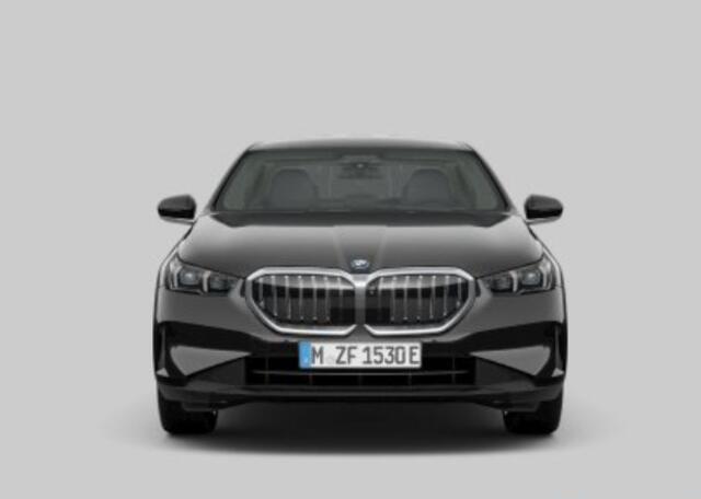 BMW 5-SERIE 530e Trekhaak - Comfortstoelen - Elektrisch verwarmde voorstoelen - Driving Assistant Professional - Head up - Parking Assistant Plus - Active Guard - Akoestische voetgangersbescherming - Comfort Access -