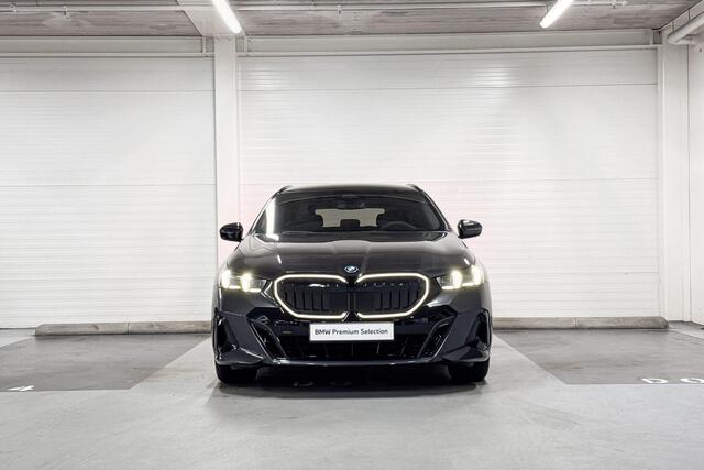BMW 5-SERIE Touring 530e | M-Sport Pro | Travel Pack | Comfort Pack | Driving Assistant Plus | Harman/Kardon | Panoramadak | Comfort Access | Trekhaak