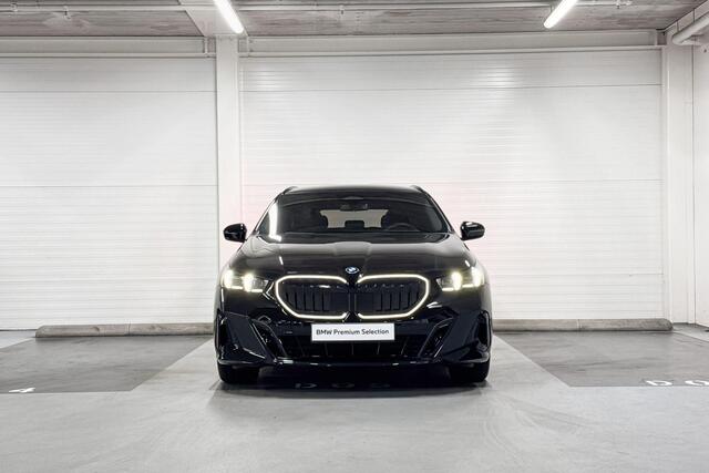 BMW 5-SERIE Touring 530e | M-Sport Pro | Travel Pack | Innovation Pack | Comfort Pack | Driving Assistant Plus | Harman/Kardon | Panoramadak | Comfort Access