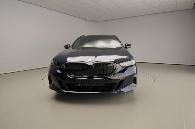 BMW 5-SERIE Touring 550e xDrive M-Sportpakket Pro / Panoramadak / Driving assist professional / Bower & Wilkens / Iconic Glow