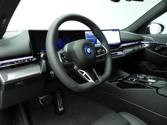 BMW 5-SERIE Touring 550e xDrive M-Sportpakket Pro / Panoramadak / Driving assist professional / Bower & Wilkens / Iconic Glow
