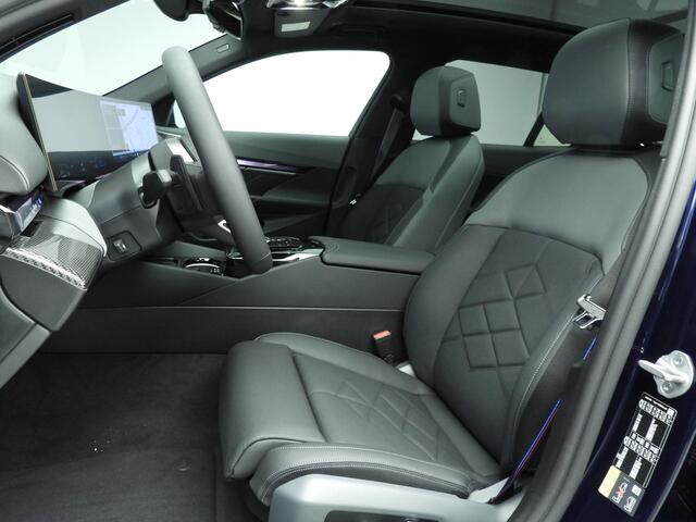 BMW 5-SERIE Touring 550e xDrive M-Sportpakket Pro / Panoramadak / Driving assist professional / Bower & Wilkens / Iconic Glow
