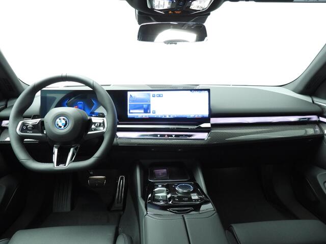 BMW 5-SERIE Touring 550e xDrive M-Sportpakket Pro / Panoramadak / Driving assist professional / Bower & Wilkens / Iconic Glow