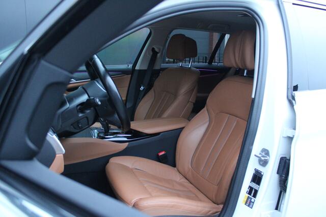 BMW 5-SERIE Touring 520e High Executive - Laser - Memory - HUD - Achteras besturing - Stoel/Stuur verwarming - ACC - Keyless - Rijklaar