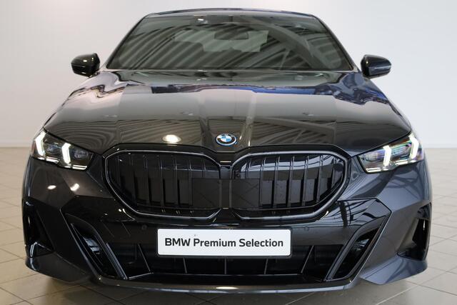 BMW 5-SERIE Sedan 530e M Sportpakket Pro | Driving Assitant Plus | Harman Kardon | Elektr. Trekhaak